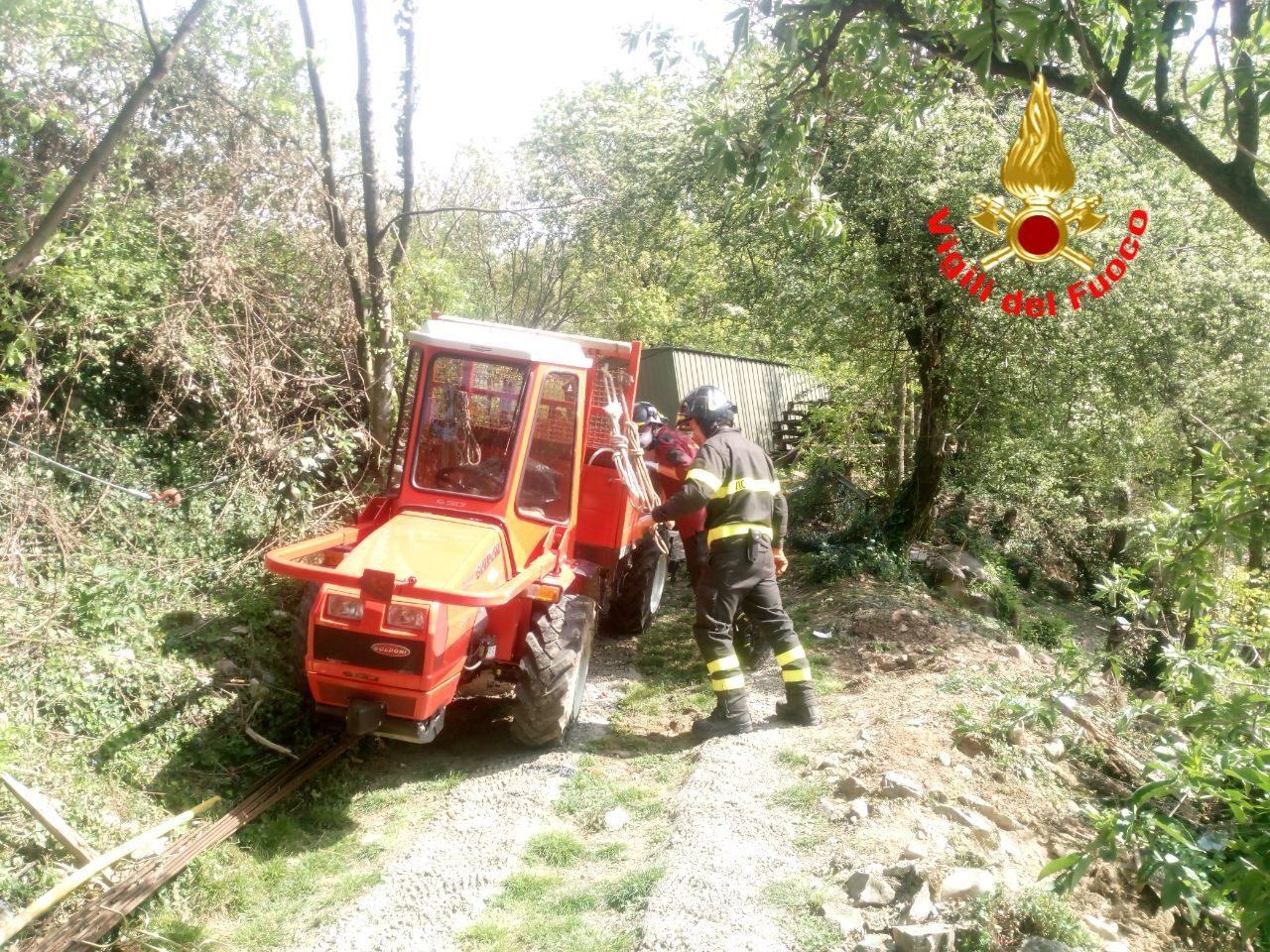 Finisce sotto il trattore a Montisola: paura per un giovane