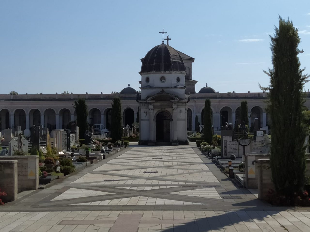 Chiari, riapre il cimitero: si entra per lettera del cognome