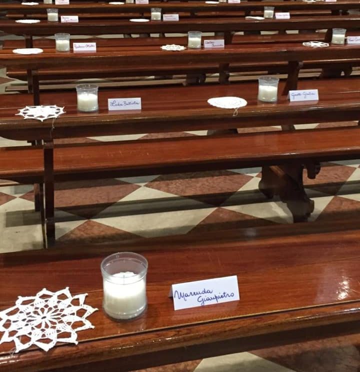 Manerbio, la chiesa si illumina per ricordare chi non c’è più