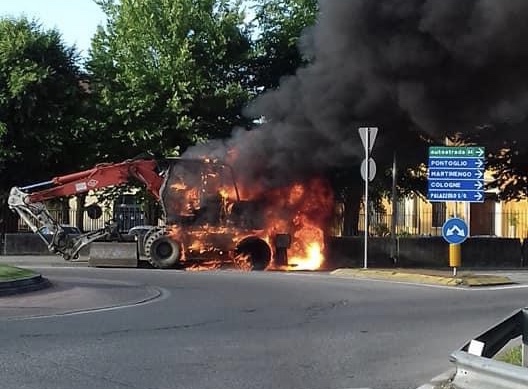 Escavatore in fiamme a Chiari: pompieri in azione