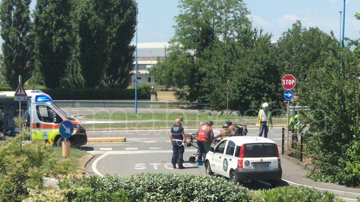 Motociclista a terra in via Labirinto