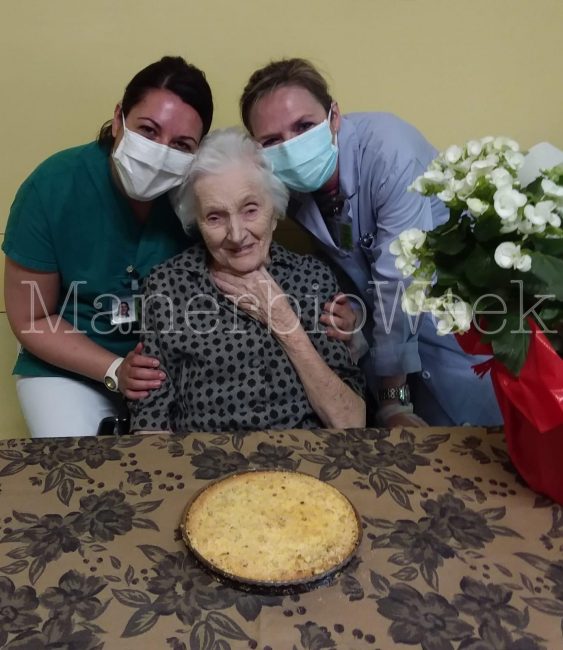 La nonna centenaria con il personale della casa di riposo di Pontevico