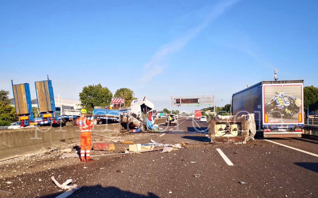 A4 Camion invade la corsia opposta