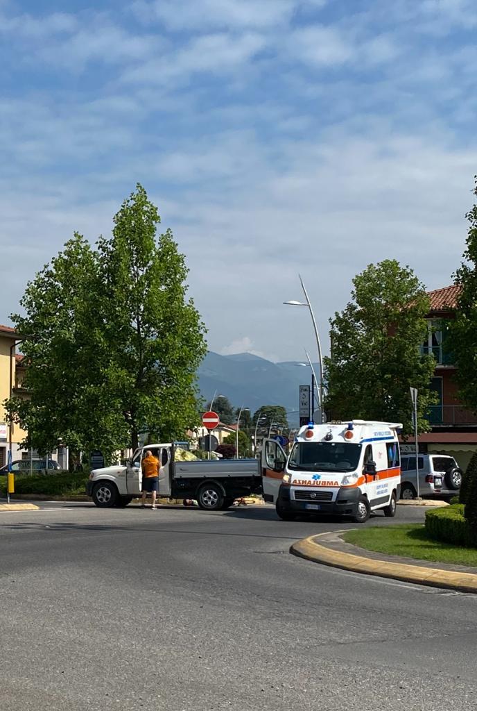 Paura per un ciclista a Capriolo, sul posto due ambulanze