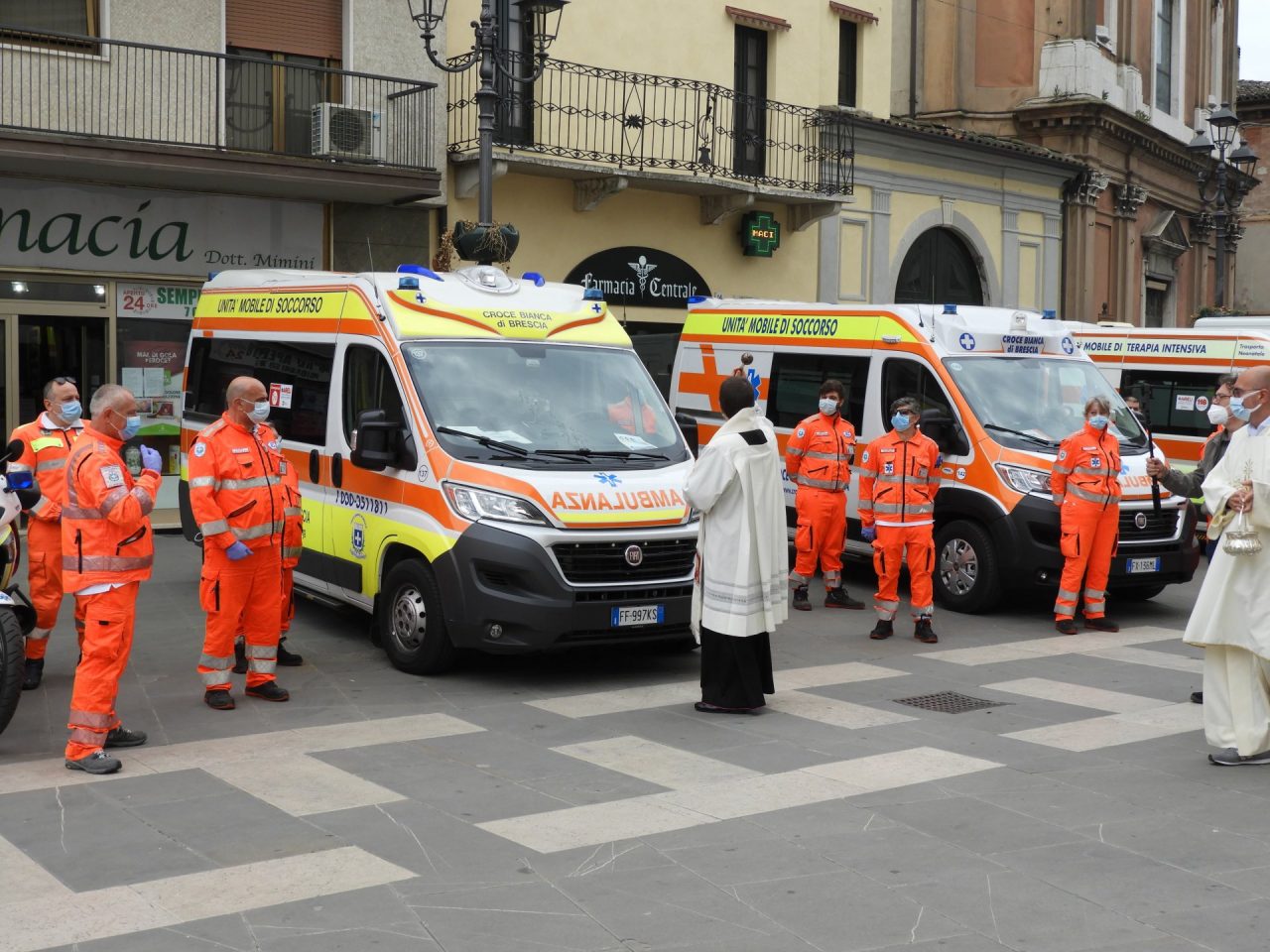 Croce Bianca, l’abate Cesare Cancarini benedice i mezzi e ringrazia chi si è speso per la comunità