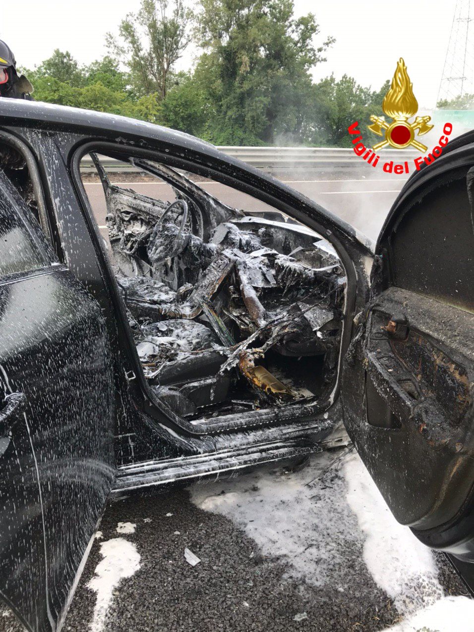 Auto prende fuoco sulla A4 in direzione Milano