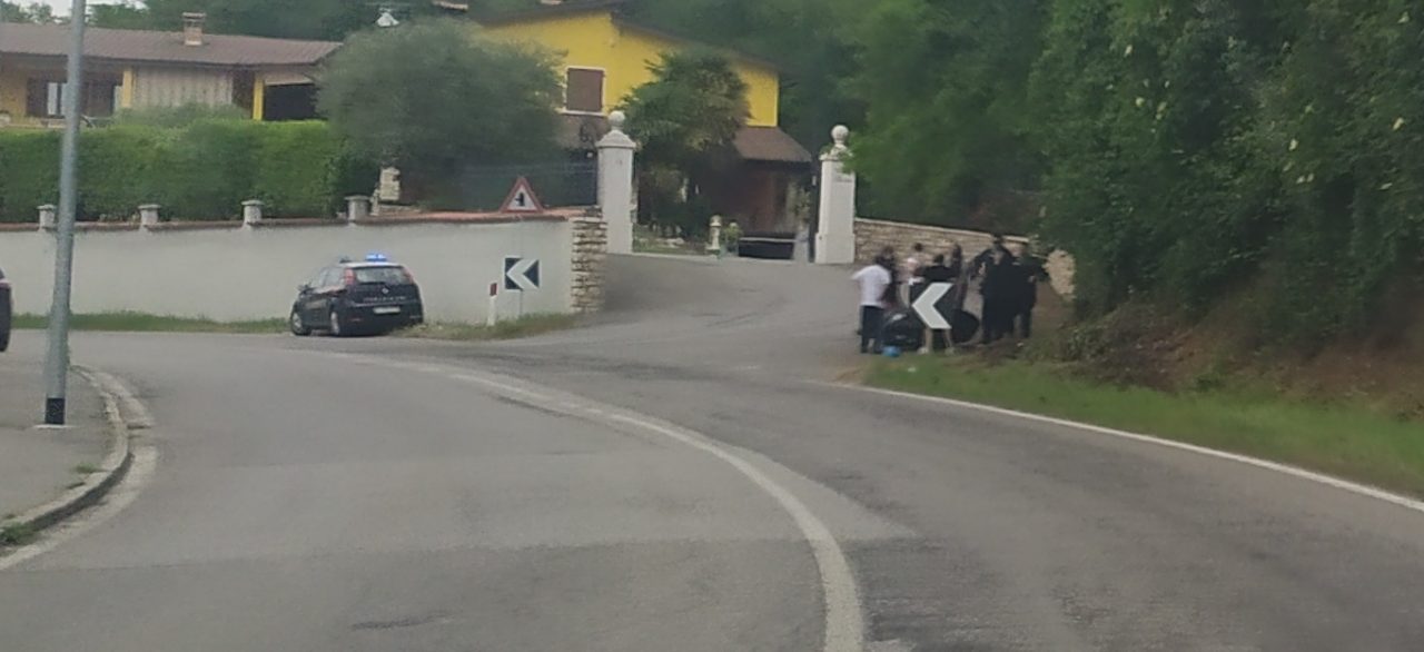 Cade dalla moto, codice rosso a Capriano