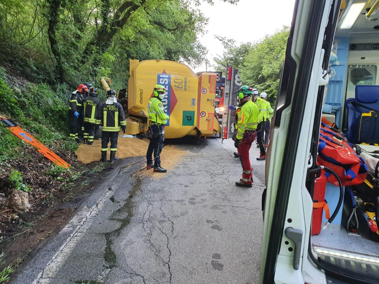 Soiano del Lago: camion si ribalta su un’auto, perde la vita il conducente GALLERY