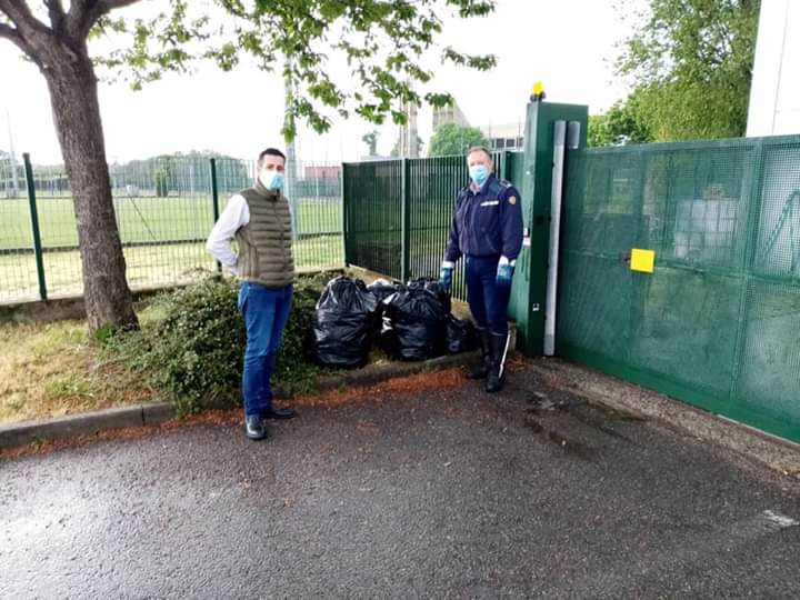 Abbandonano la spazzatura, beccati gli incivili