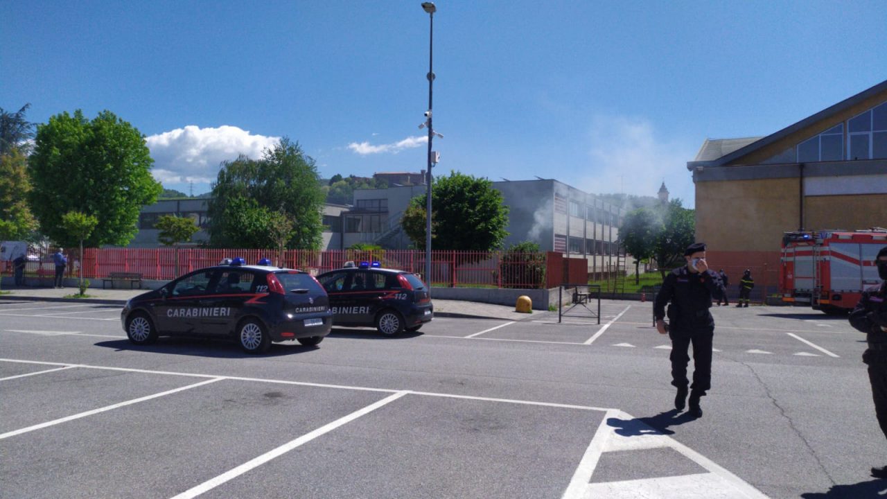 Scoppia un incendio a scuola, fiamme dal fotovoltaico