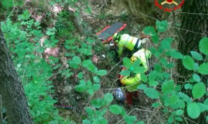 Cade da un dirupo in motocross, paura per un centauro