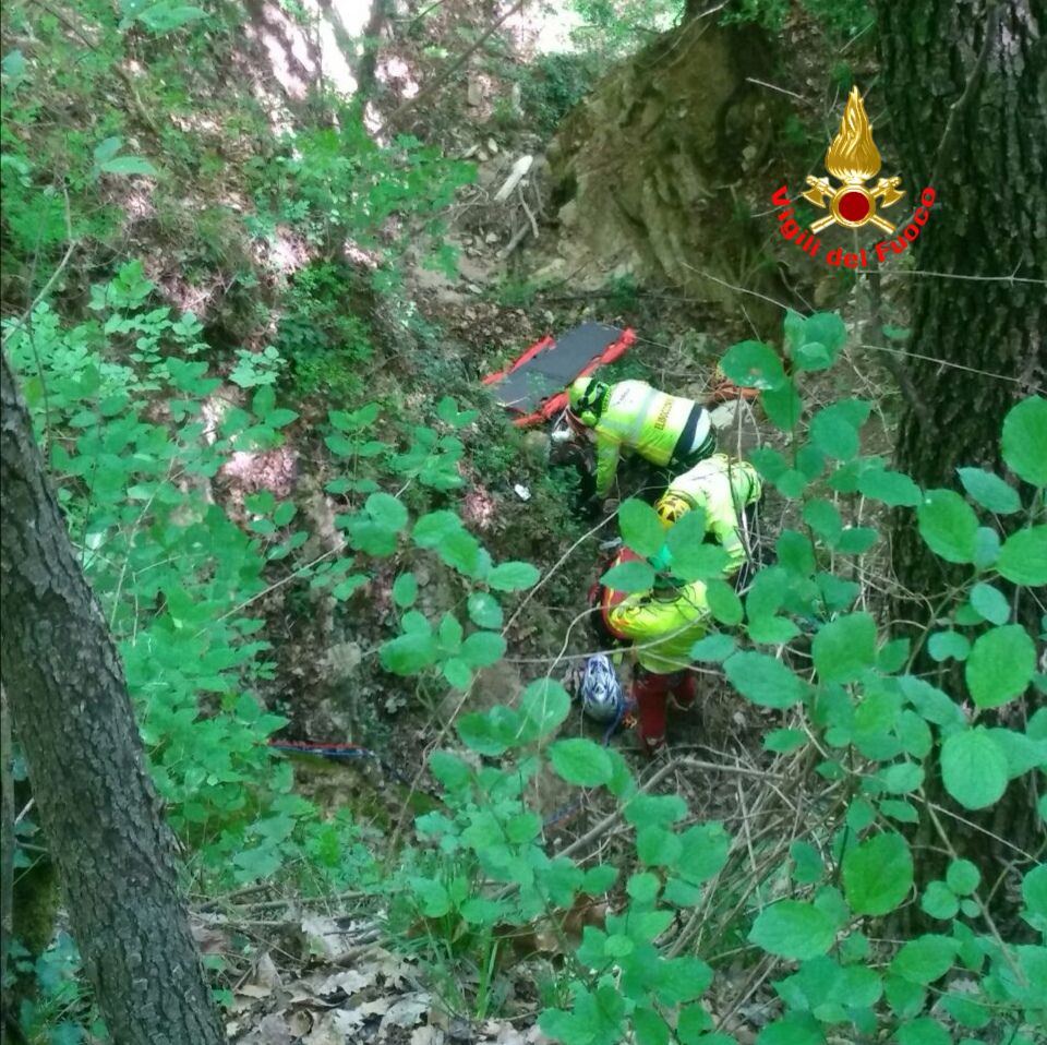 Cade da un dirupo in motocross, paura per un centauro