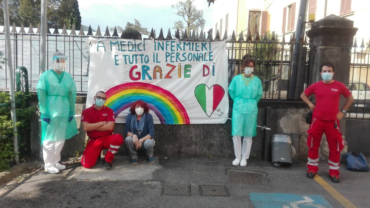 Uno striscione di incoraggiamento davanti all’ospedale di Iseo
