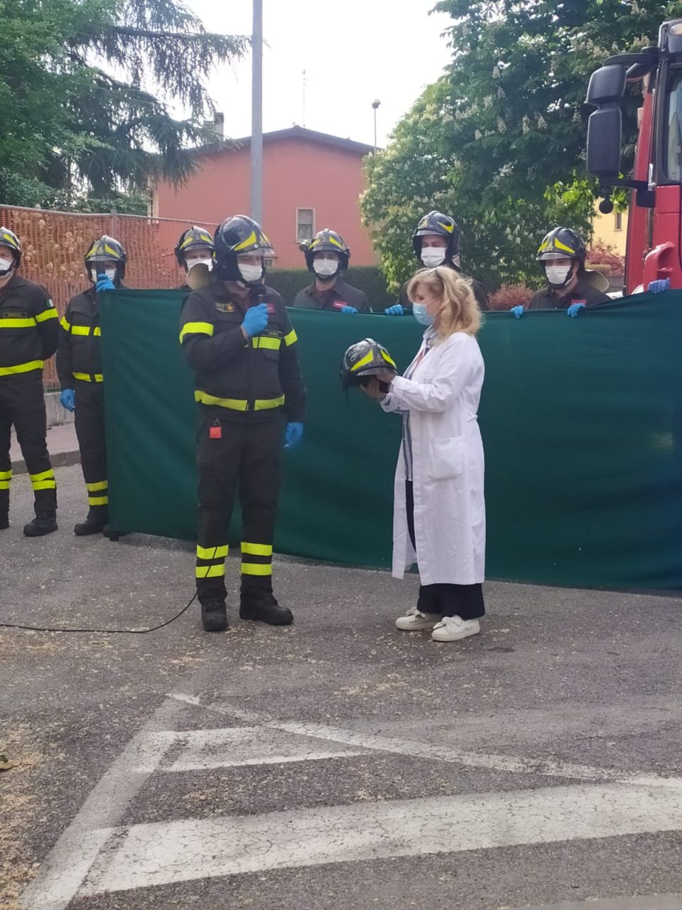 I Vigili del Fuoco all’ospedale di Manerbio per dire “grazie” FOTO E VIDEO