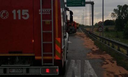 Manerbio, camion urta il guardrail e rovescia il carburante