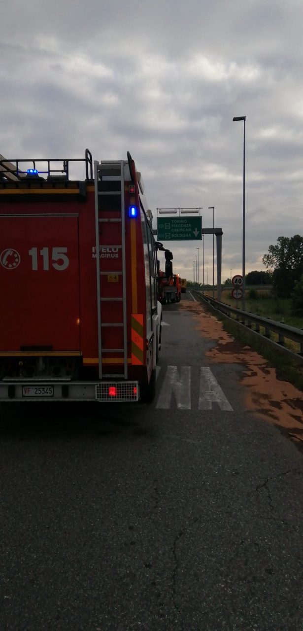 Manerbio, camion urta il guardrail e rovescia il carburante