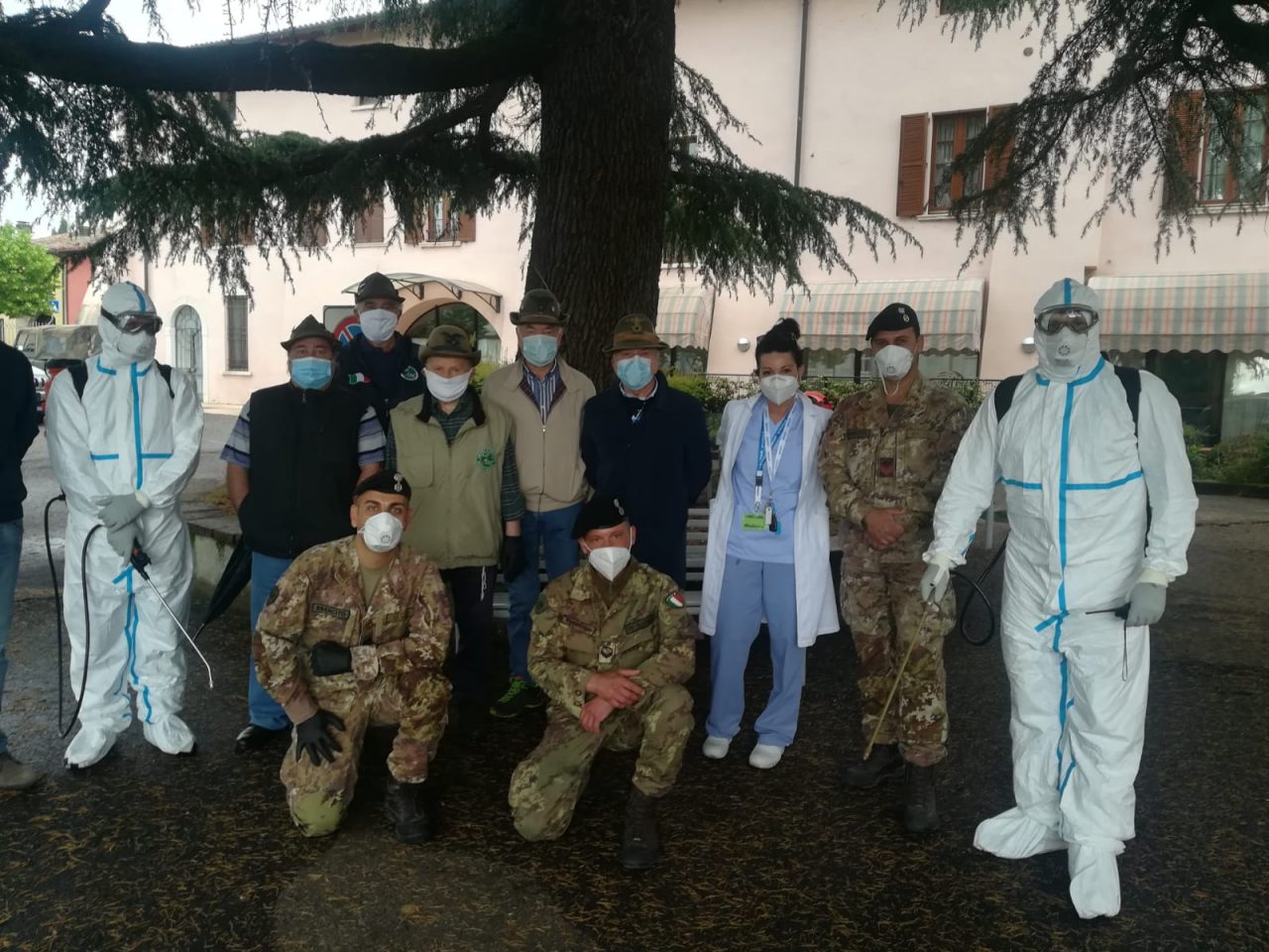 I militari sanificano l’Rsa di Bedizzole
