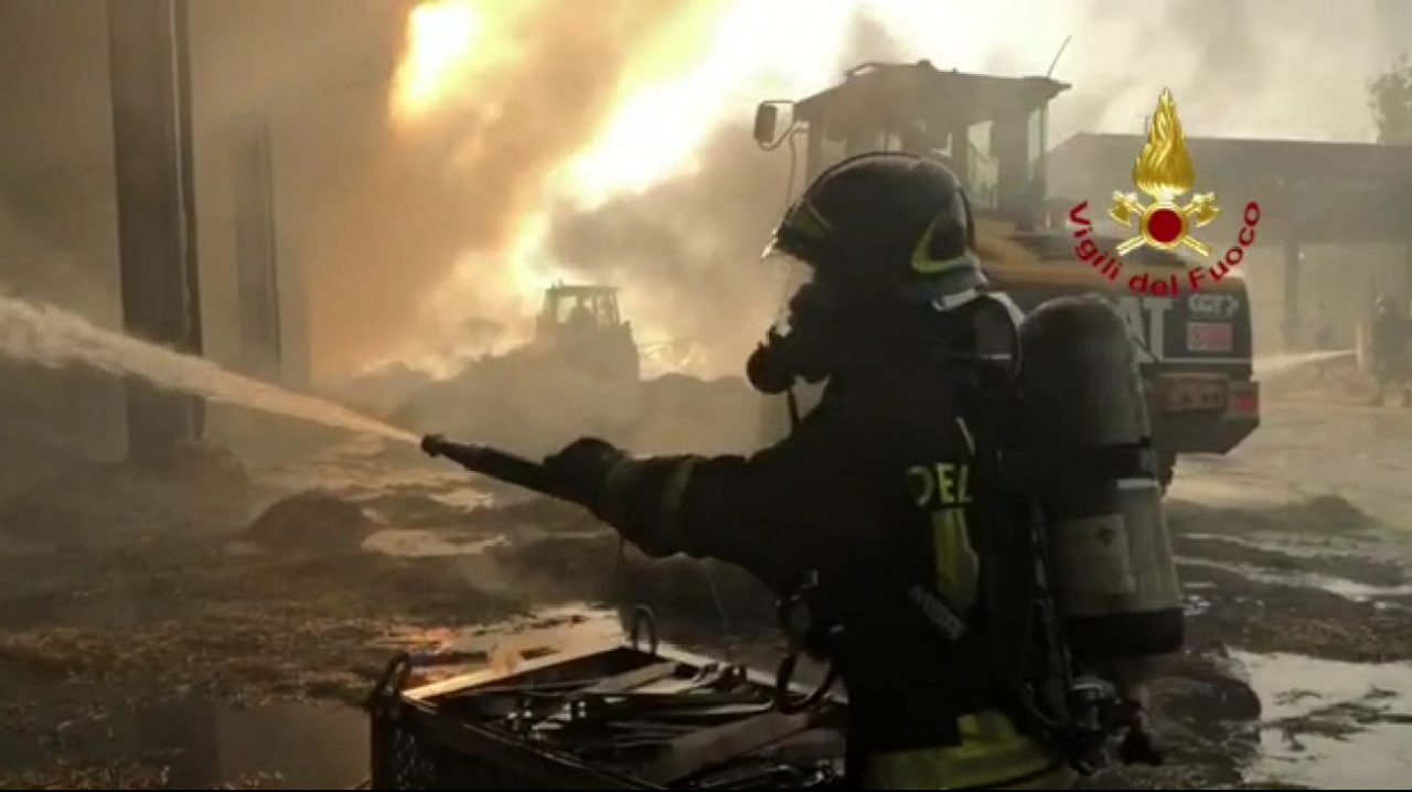 Paura a Verolanuova, il fuoco divora una cascina FOTO E VIDEO