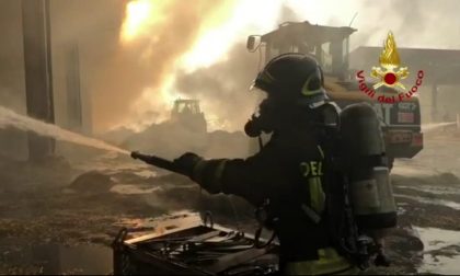 Paura a Verolanuova, il fuoco divora una cascina FOTO E VIDEO