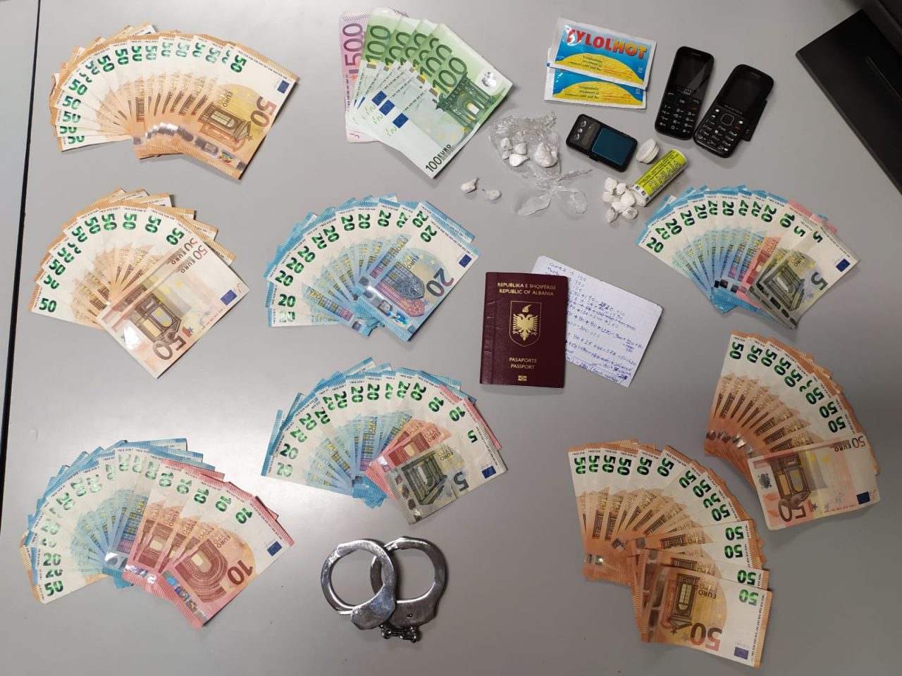 Pusher in manette: sequestrati droga e contanti