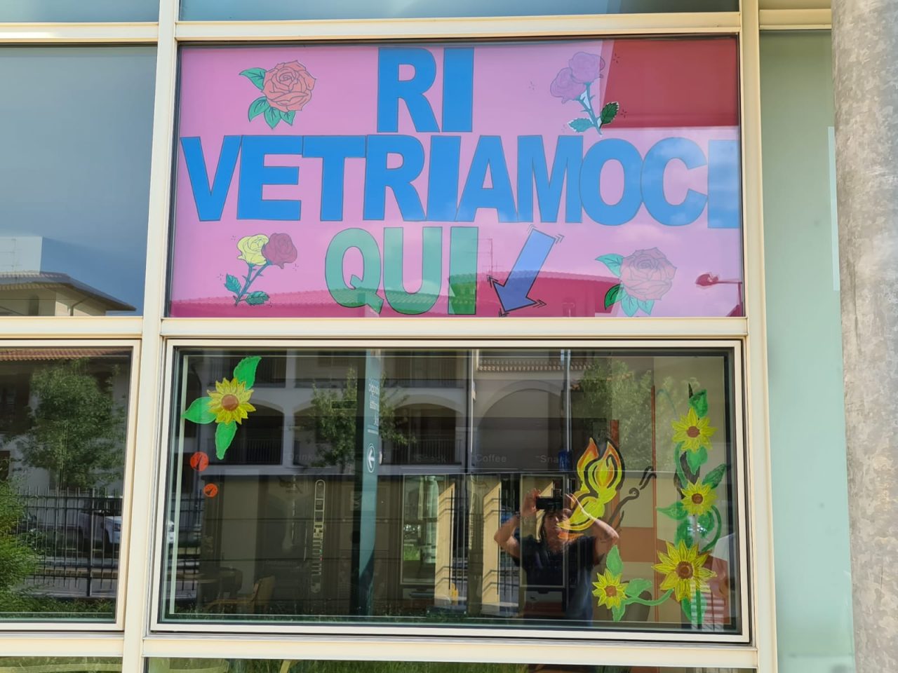 Nonni alla vetrata per ritrovare le famiglie