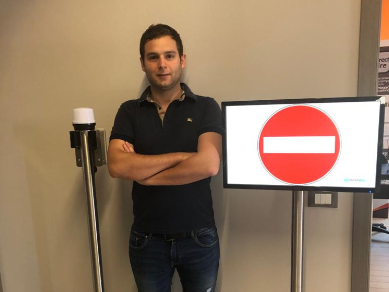 Riconverte l’azienda per produrre dispositivi per il distanziamento sociale