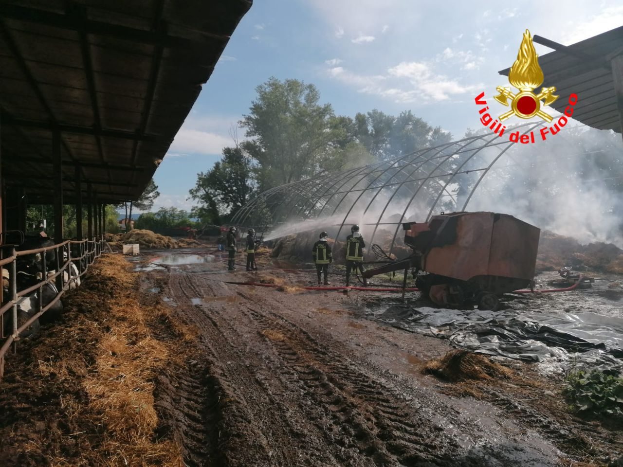 Incendio nella notte a Castenedolo, a fuoco 400 balle di fieno e un fienile VIDEO