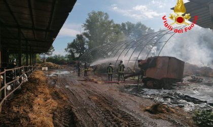 Incendio nella notte a Castenedolo, a fuoco 400 balle di fieno e un fienile VIDEO