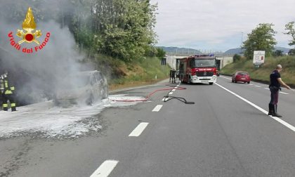 Auto in fiamme sulla corda molle