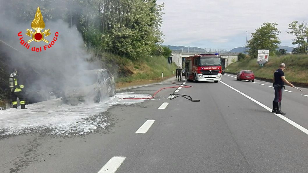 Auto in fiamme sulla corda molle
