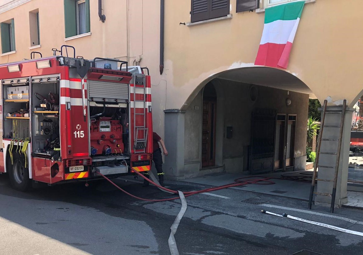 Incendio in pieno centro ad Adro FOTO