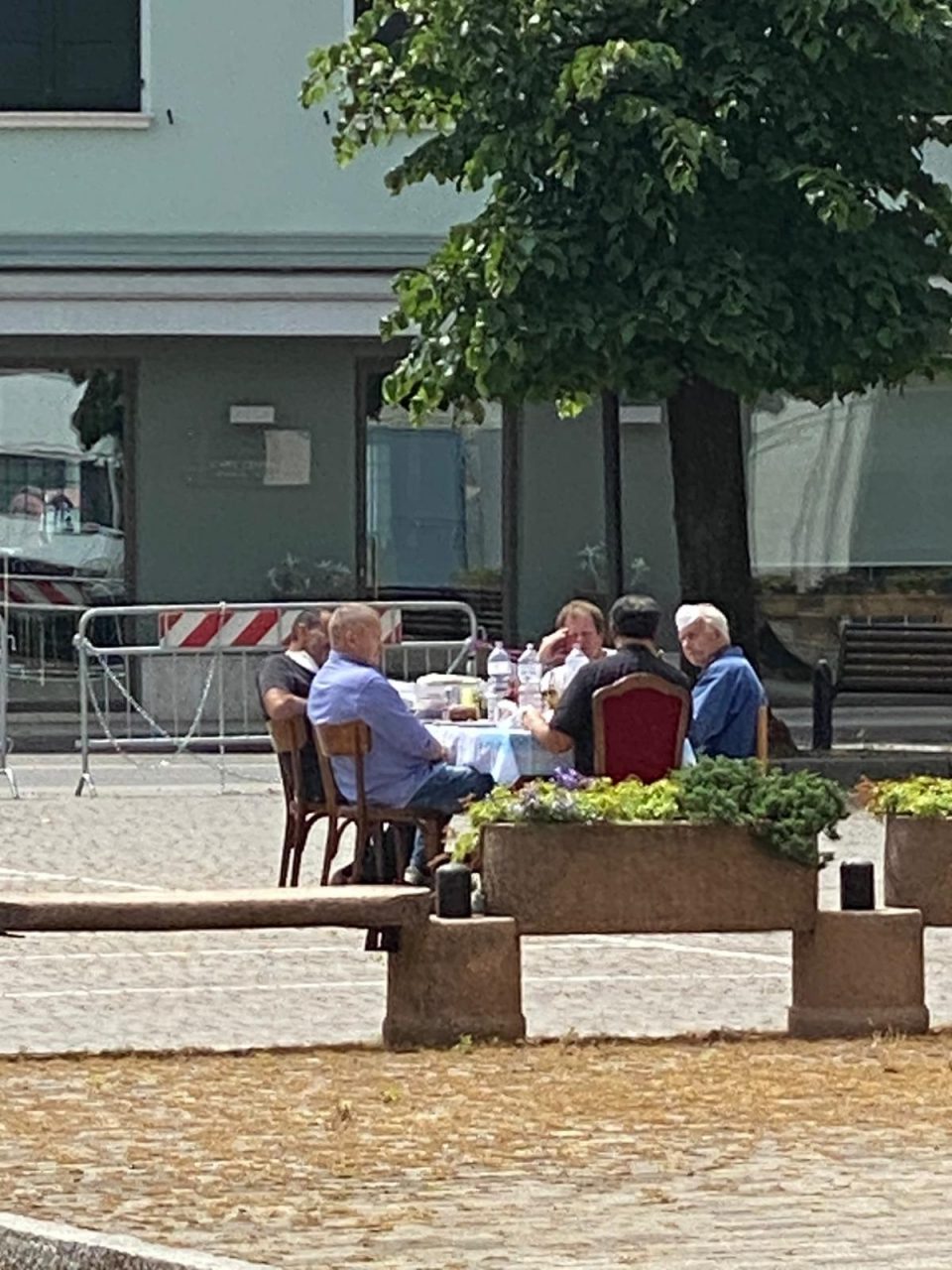 Don Gianluca a pranzo in piazza in barba a digiuno e virus: multato