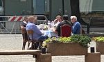 Don Gianluca a pranzo in piazza in barba a digiuno e virus: multato