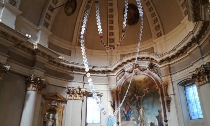 Un rosario gigante in Basilica grazie ai fedeli di Lonato