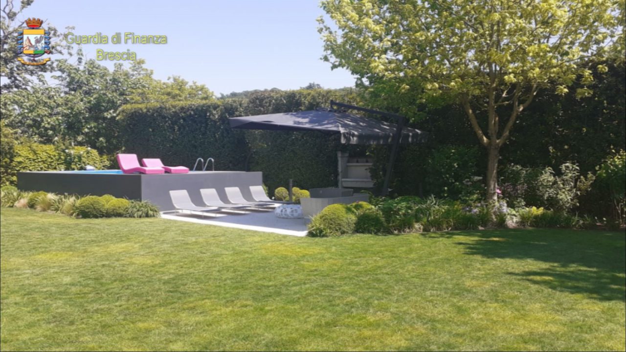 Dichiara al fisco 20mila euro l’anno ma vive nel lusso, sequestrati i beni