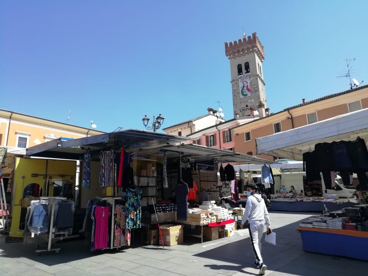 A Lonato è tornato il mercato settimanale al completo