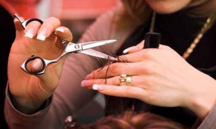 Forze dell'ordine in azione a Chiari contro parrucchiere ed estetiste abusive