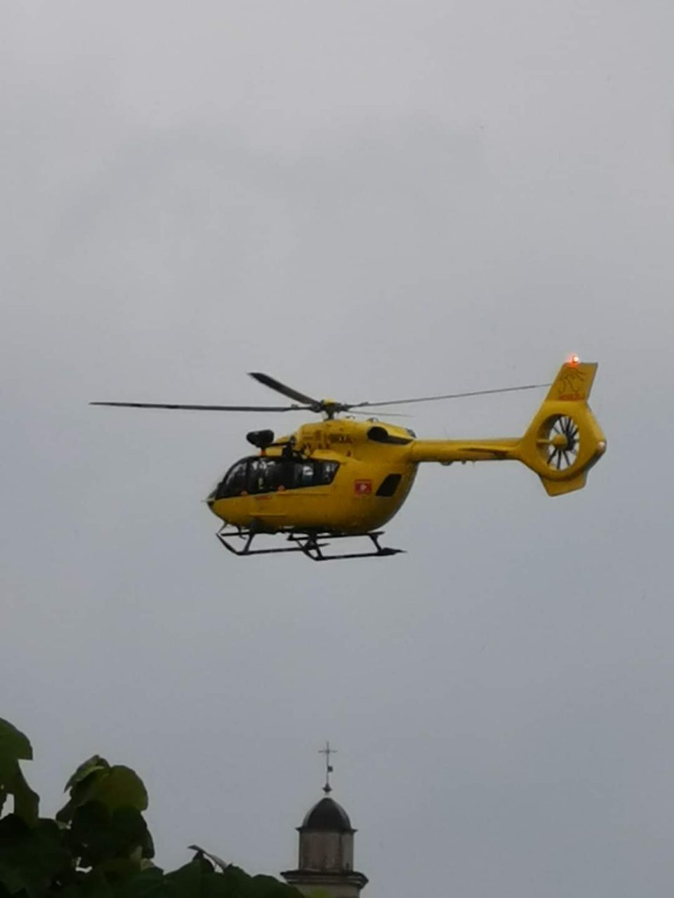 Eliambulanza atterra in centro città a soccorso di uomo colpito da infarto