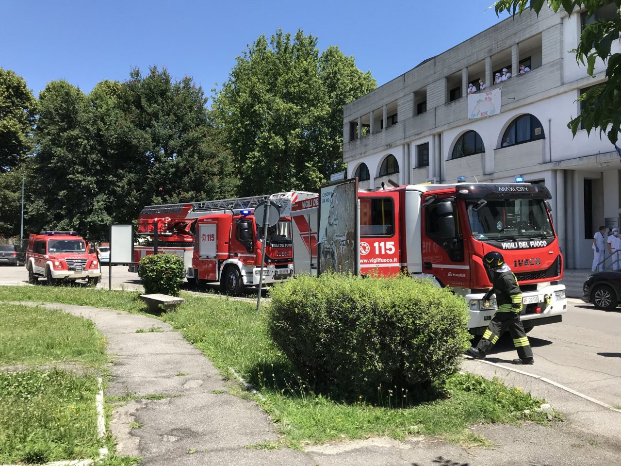 S’incendia l’appartamento, ferito un uomo