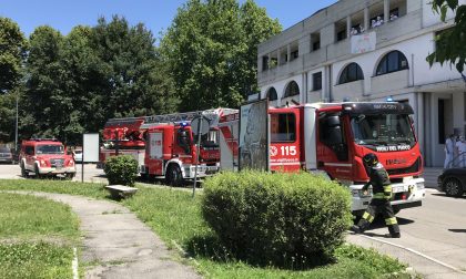 S'incendia l'appartamento, ferito un uomo