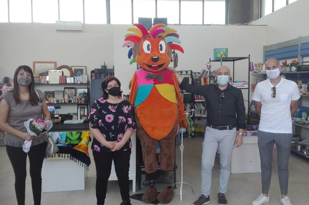 Sfida la crisi e apre un mercatino dell’usato