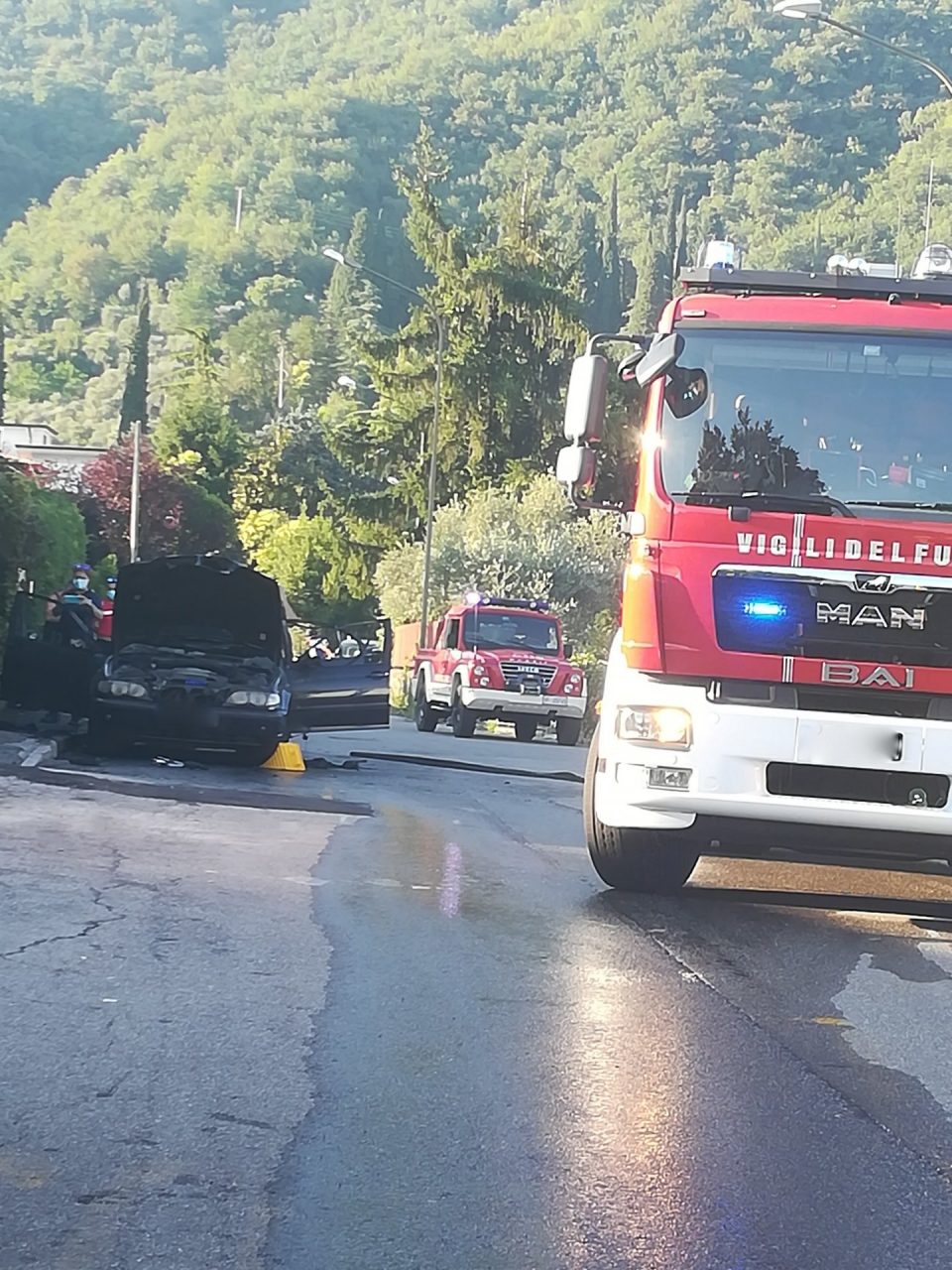 Auto avvolta dalle fiamme, paura a Salò