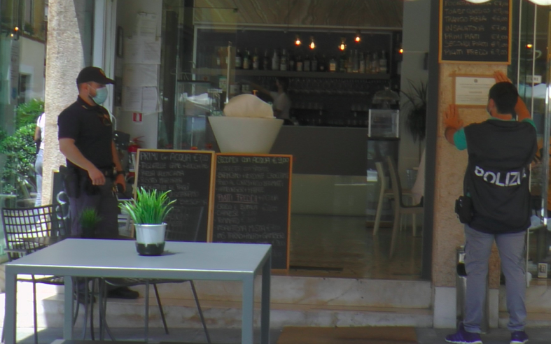 Alcolici a minorenni giù le serrande per un bar del centro