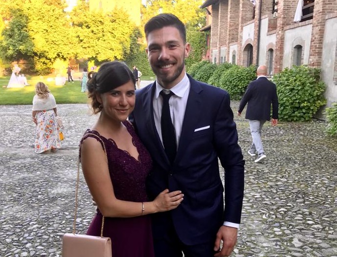 Giovane coppia posticipa il matrimonio: “Vogliamo abbracciare chi amiamo”