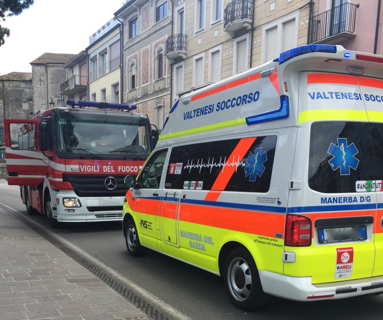 Bimbo di un anno rimane chiuso in auto, paura a Desenzano del Garda