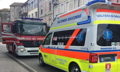 Bimbo di un anno rimane chiuso in auto, paura a Desenzano del Garda