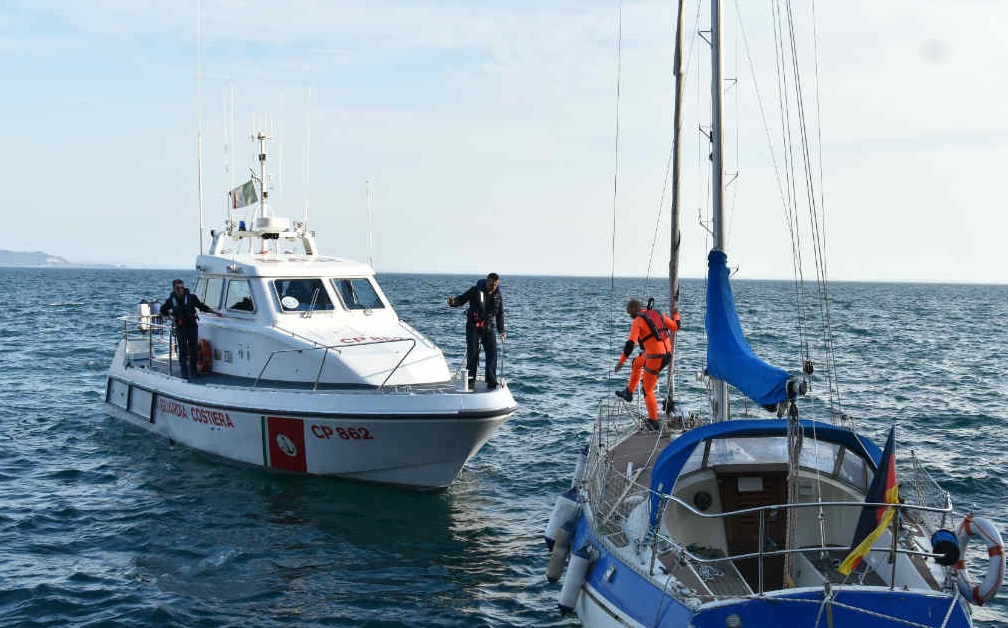 Barca a vela soccorsa dalla Guardia Costiera a San Felice del Benaco