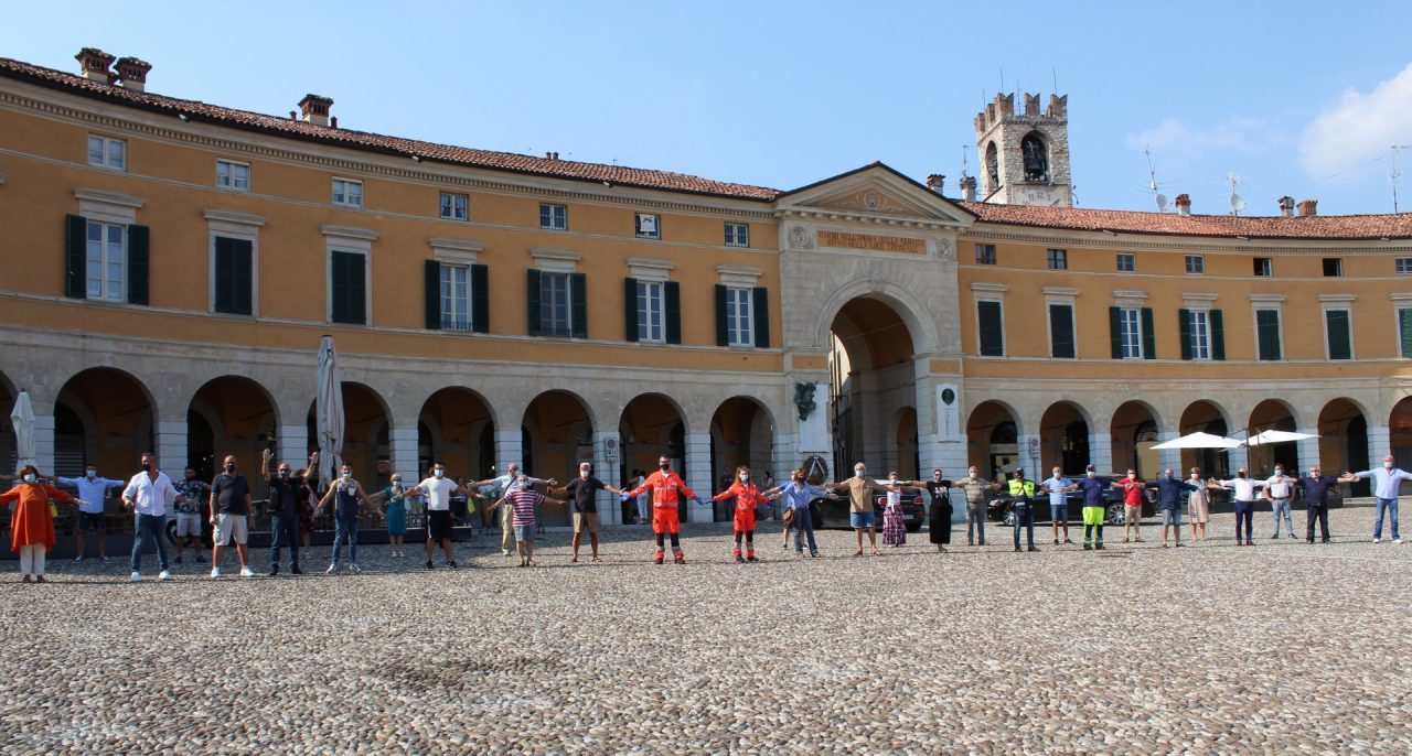 Rovato abbraccia l’Italia in una foto