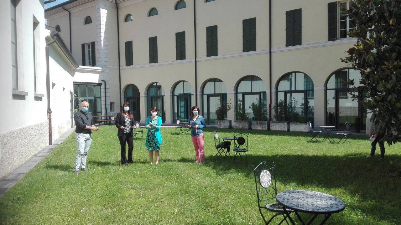 Inaugurato il giardino della biblioteca