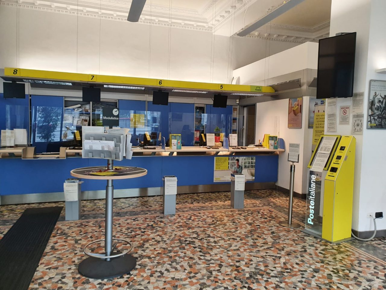 Un dipendente positivo: poste chiuse